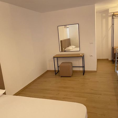 Sunrose Residences Sarandë Esterno foto