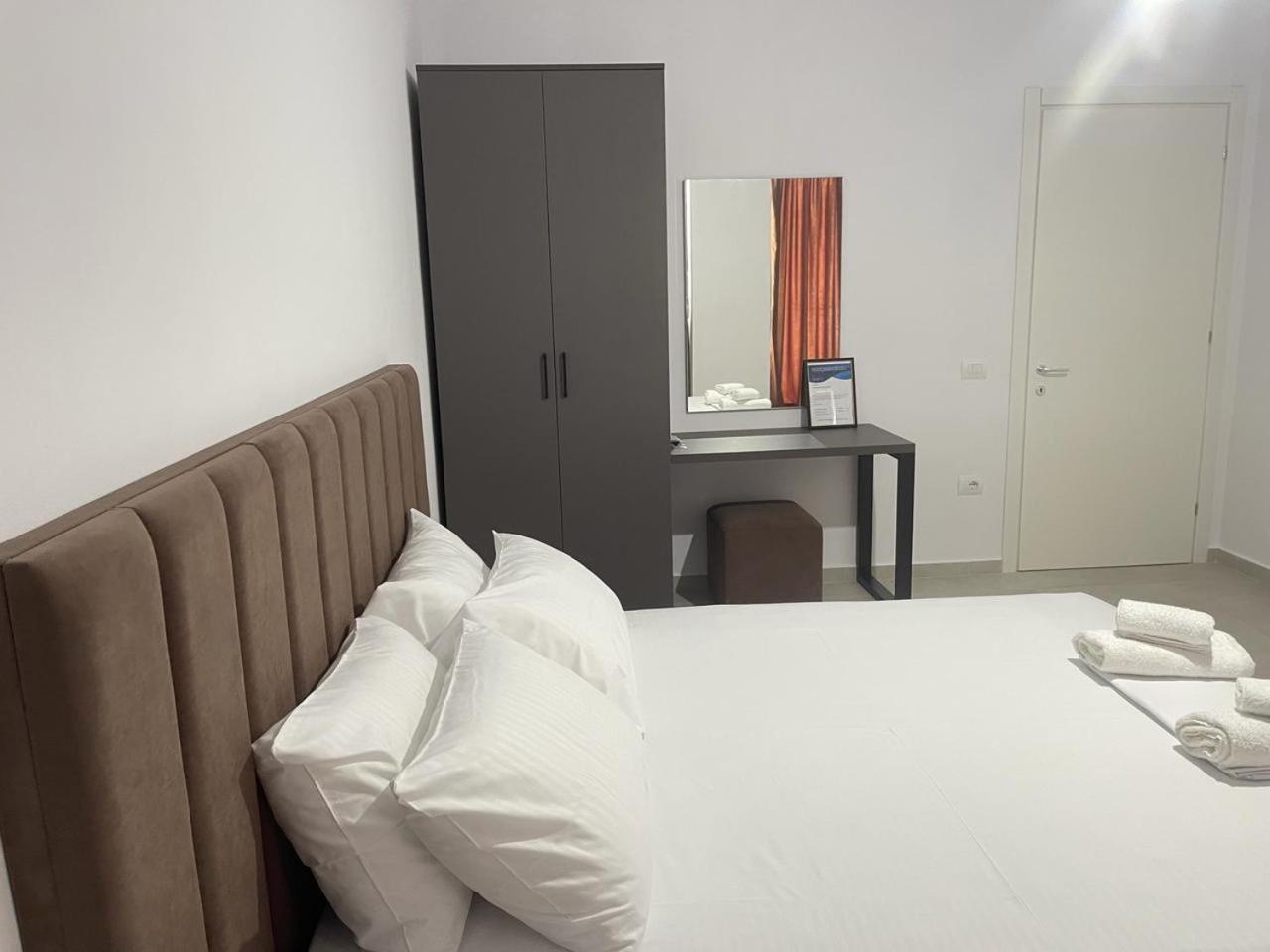 Sunrose Residences Sarandë Esterno foto