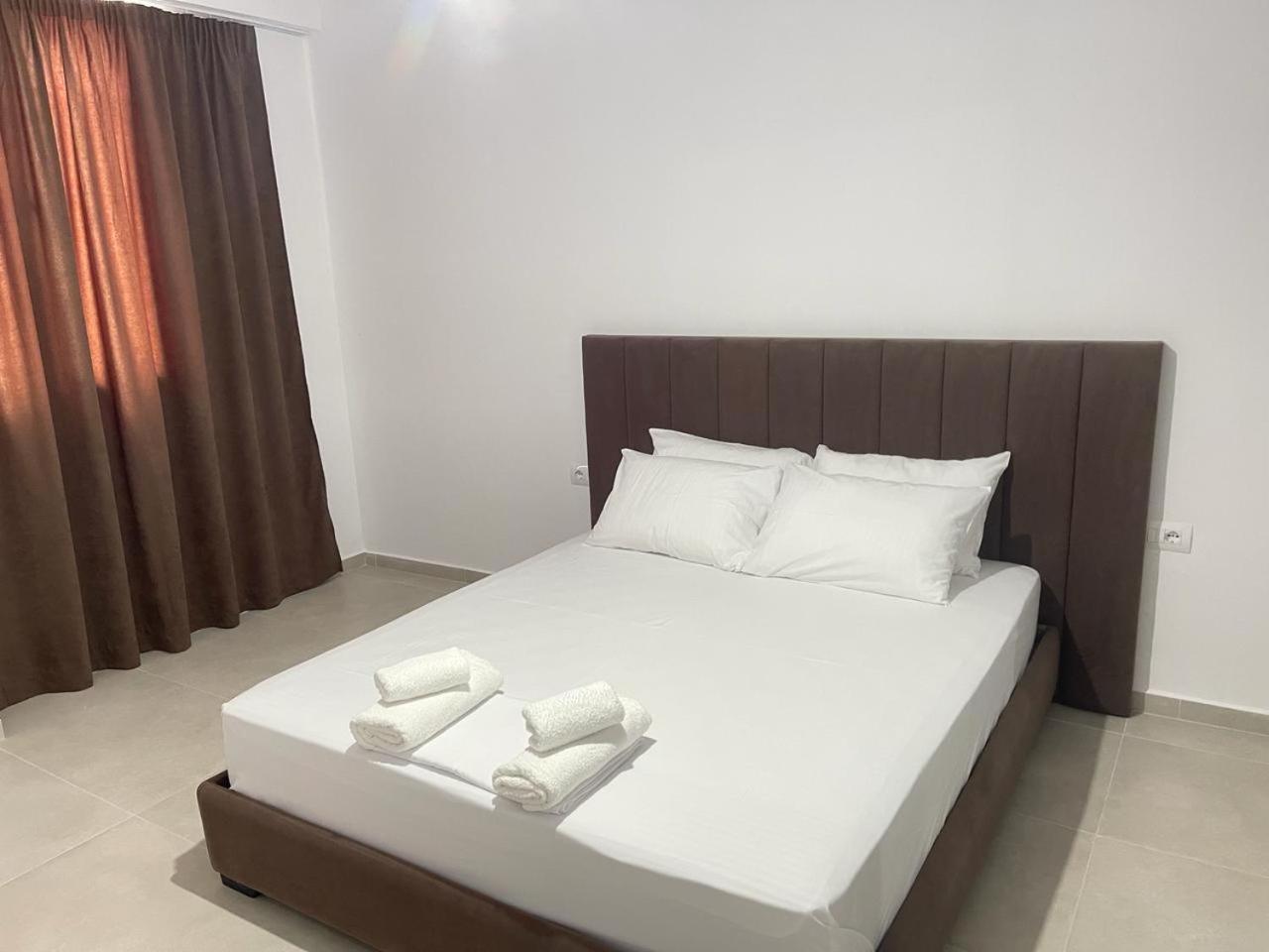Sunrose Residences Sarandë Esterno foto