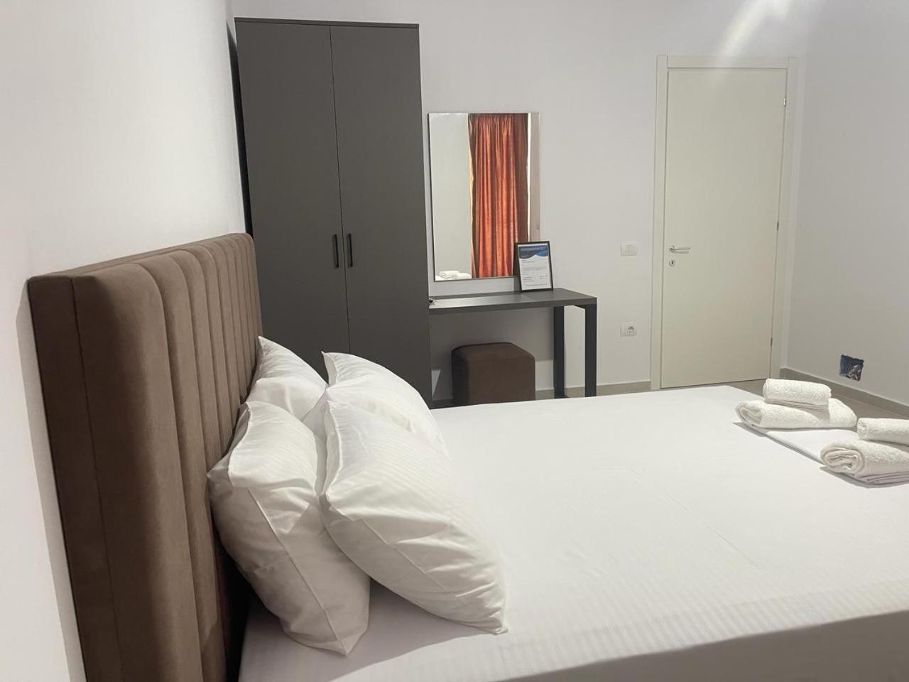 Sunrose Residences Sarandë Esterno foto