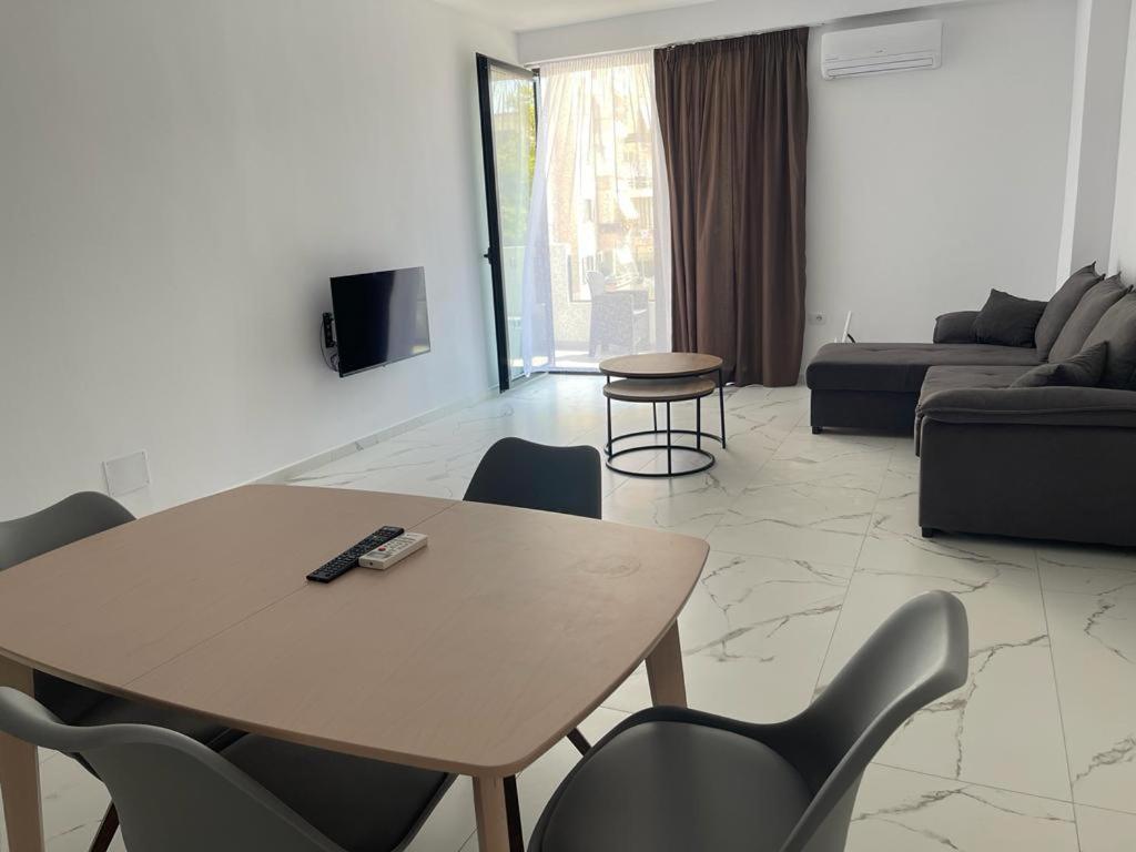 Sunrose Residences Sarandë Esterno foto