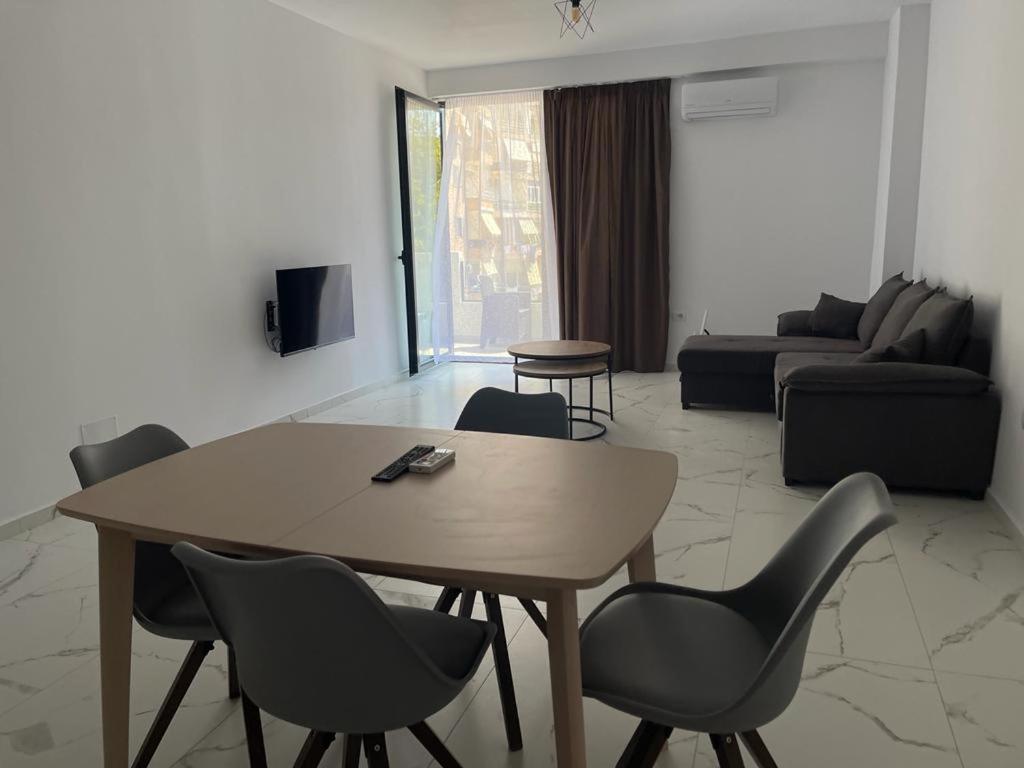 Sunrose Residences Sarandë Esterno foto