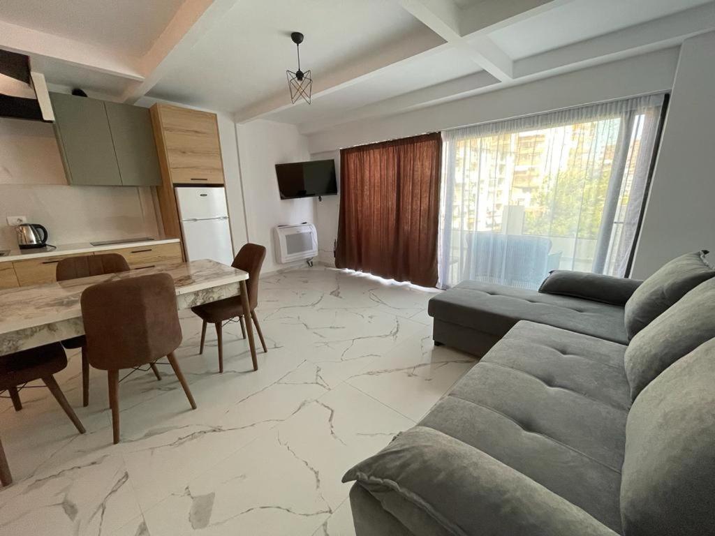 Sunrose Residences Sarandë Esterno foto