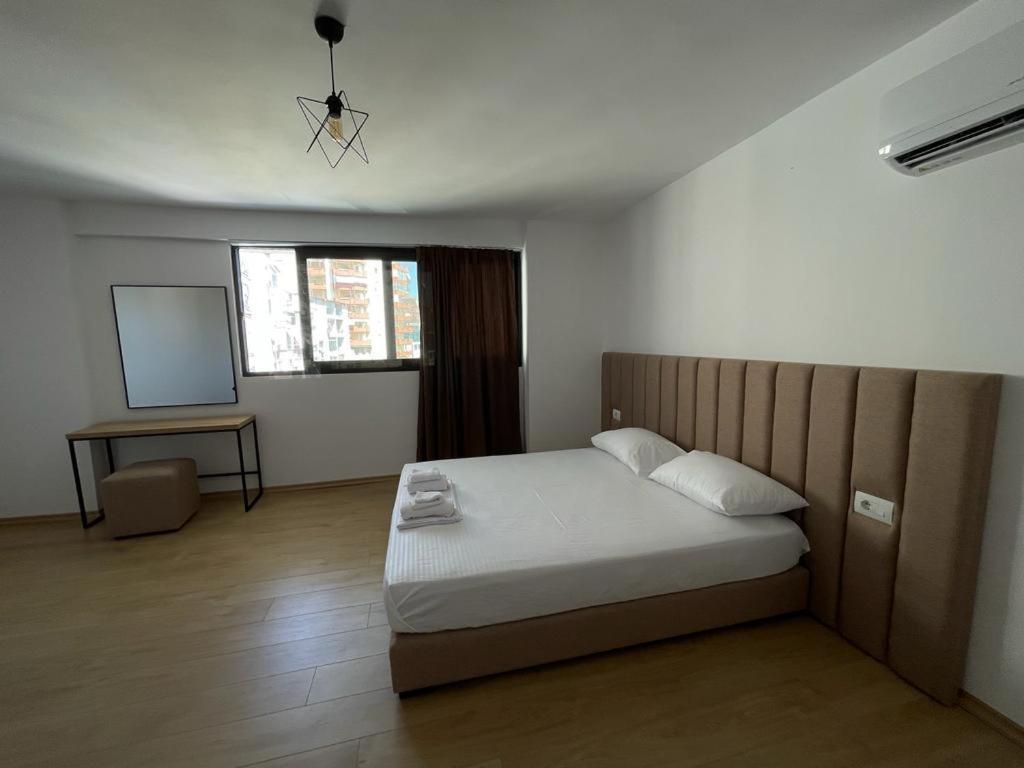 Sunrose Residences Sarandë Esterno foto